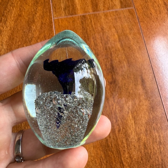 Vintage Mt St Helens Ash Glass Egg Paperweight Figurine Bubble Blue Flower Small - Picture 2 of 7